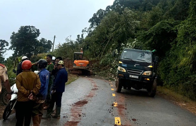 Tiếp tế thực phẩm cho người mắc kẹt tr&ecirc;n đ&egrave;o Gia Bắc do sạt lở- Ảnh 1.