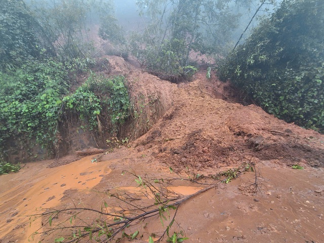 Tiếp tế thực phẩm cho người mắc kẹt tr&ecirc;n đ&egrave;o Gia Bắc do sạt lở- Ảnh 4.