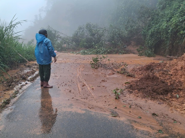 Tiếp tế thực phẩm cho người mắc kẹt tr&ecirc;n đ&egrave;o Gia Bắc do sạt lở- Ảnh 2.