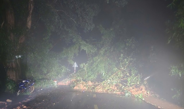 Tiếp tế thực phẩm cho người mắc kẹt tr&ecirc;n đ&egrave;o Gia Bắc do sạt lở- Ảnh 3.