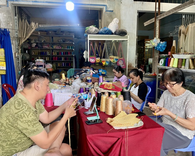 Gieo nghề cho những đôi tay khiếm khuyết: Lớp học Hoa móc len tại Cần Thơ - Ảnh 1. Gieo nghề cho những đôi tay khiếm khuyết: Lớp học Hoa móc len tại Cần Thơ - Ảnh 1.