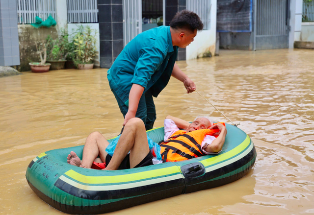 3 ngày mưa lớn, 7 tỉnh miền Trung nguy cơ lũ quét, sạt lở đất- Ảnh 1. 3 ngày mưa lớn, 7 tỉnh miền Trung nguy cơ lũ quét, sạt lở đất- Ảnh 1.