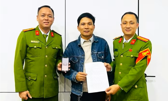 Tiền lạ bất ngờ “rơi” vào tài khoản, người đàn ông Quảng Trị xử lý...cực gọn - Ảnh 1.