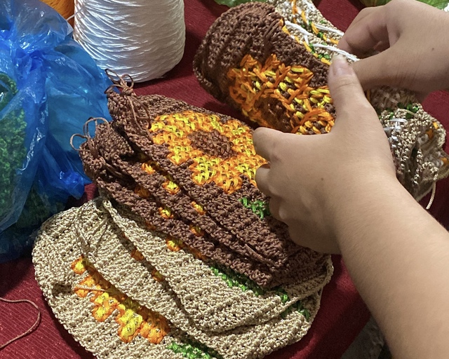 Gieo nghề cho những đôi tay khiếm khuyết: Lớp học Hoa móc len tại Cần Thơ - Ảnh 3. Gieo nghề cho những đôi tay khiếm khuyết: Lớp học Hoa móc len tại Cần Thơ - Ảnh 3.