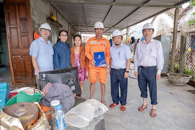 PC Đắk Lắk: Thăm hỏi, động viên gia đình CBCNV bị ảnh hưởng ngập lụt - Ảnh 1.