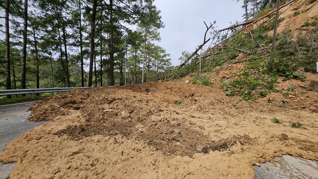 Sạt lở nghiêm trọng tại đèo Prenn Đà Lạt gây ách tắc giao thông - Ảnh 2.