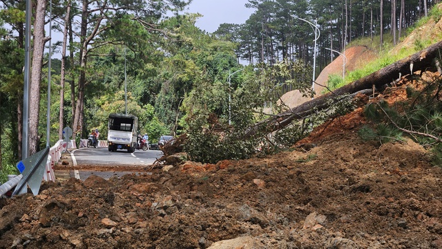 Sạt lở nghiêm trọng tại đèo Prenn Đà Lạt gây ách tắc giao thông - Ảnh 3.