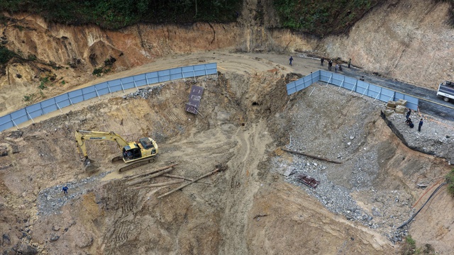 Sạt lở nghiêm trọng tại đèo Prenn Đà Lạt gây ách tắc giao thông - Ảnh 4.