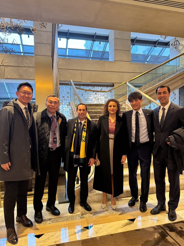 Ông Trần Quốc Tuấn (thứ 2) từ trái sang cũng dự lễ bốc thăm