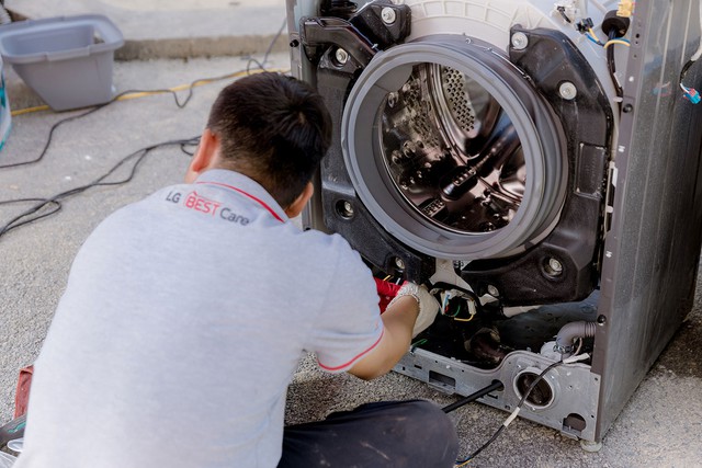 LG tiếp nhận sửa chữa hơn 2.000 thiết bị hư hại sau mưa lũ tại miền Trung - Ảnh 3.