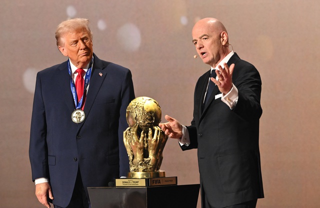 Tổng thống Mỹ Donald Trump (trái) được Chủ tịch FIFA Gianni Infantino trao giải thưởng Hòa bình FIFA