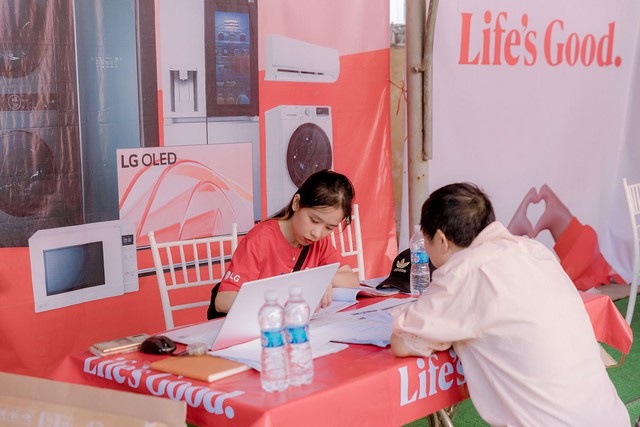 LG tiếp nhận sửa chữa hơn 2.000 thiết bị hư hại sau mưa lũ tại miền Trung - Ảnh 1.