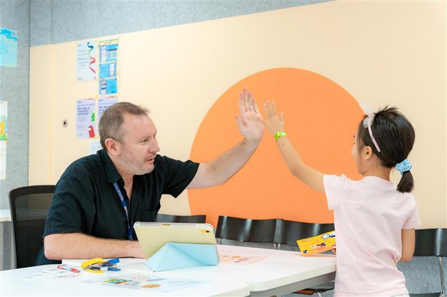 Tiếng Anh là ‘ngôn ngữ thứ hai’ ở trường, phụ huynh đồng hành cùng con thế nào?   - Ảnh 2.