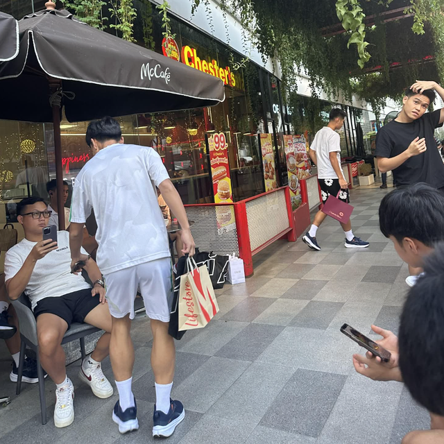 U.23 Việt Nam thảnh thơi dạo phố Bangkok, ‘đau đầu suy tính’ mua sắm món gì! - Ảnh 1. U.23 Việt Nam thảnh thơi dạo phố Bangkok, ‘đau đầu suy tính’ mua sắm món gì! - Ảnh 1.