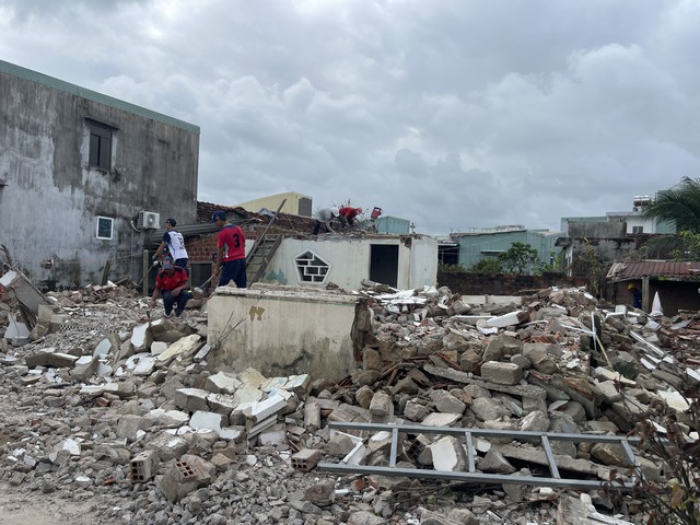 Công an Gia Lai làm 'thợ xây': 60 ngày đêm dựng 131 nhà cho dân đón tết - Ảnh 2.