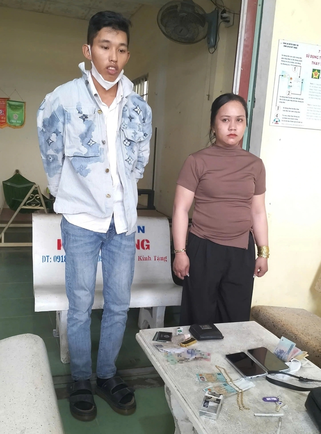 Bắt nóng 2 nghi phạm cướp giật tài sản sau 20 phút tiếp nhận tin báo - Ảnh 1.