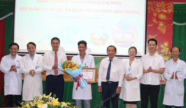 Bí thư Thành ủy TP.HCM biểu dương bác sĩ Võ Thái Trung cùng ê kíp - Ảnh 1.