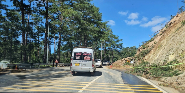 Thông đèo Prenn trên tuyến đường ra vào Đà Lạt sau gần 20 giờ tạm ngưng - Ảnh 1.