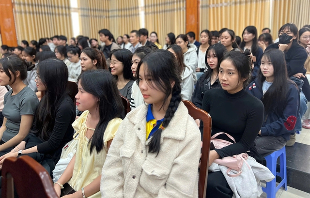 Hiệu trưởng 'bắn' tiếng Anh tại hội thảo quốc tế: Sinh viên cảm kích tự hào - Ảnh 3.