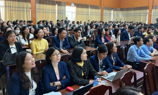 Hiệu trưởng 'bắn' tiếng Anh tại hội thảo quốc tế: Sinh viên cảm kích tự hào - Ảnh 2.