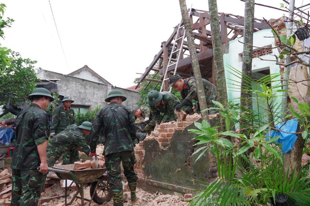Bộ đội Đà Nẵng giúp dân vùng lũ Đắk Lắk có nhà mới đón tết - Ảnh 1.