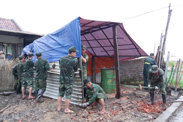 Bộ đội Đà Nẵng giúp dân vùng lũ Đắk Lắk có nhà mới đón tết - Ảnh 2.