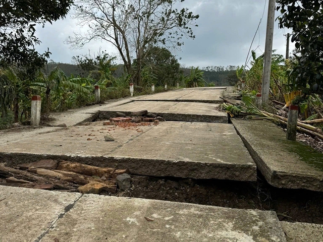 Sạt lở nghiêm trọng tại Tuy An Tây: 35 Hộ dân cần tái định cư khẩn cấp - Ảnh 2. Sạt lở nghiêm trọng tại Tuy An Tây: 35 Hộ dân cần tái định cư khẩn cấp - Ảnh 2.