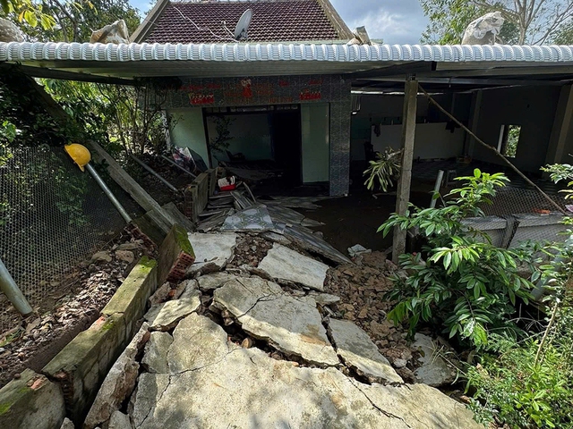 Sạt lở nghiêm trọng tại Tuy An Tây: 35 Hộ dân cần tái định cư khẩn cấp - Ảnh 3. Sạt lở nghiêm trọng tại Tuy An Tây: 35 Hộ dân cần tái định cư khẩn cấp - Ảnh 3.