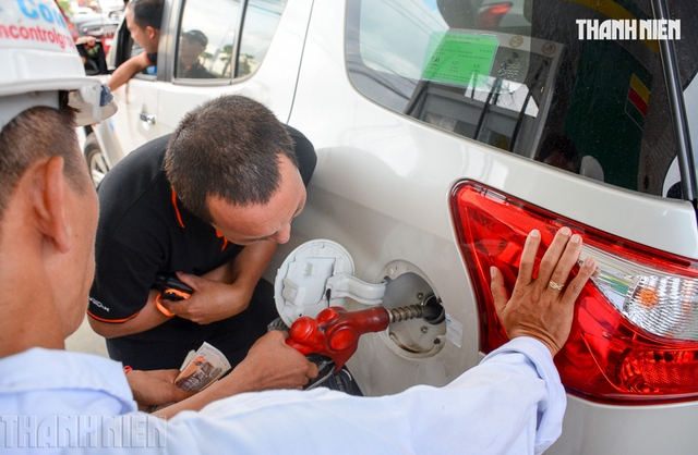 Lắc xe khi tiếp nhiên liệu có giúp đổ được nhiều xăng, dầu hơn? - Ảnh 2.