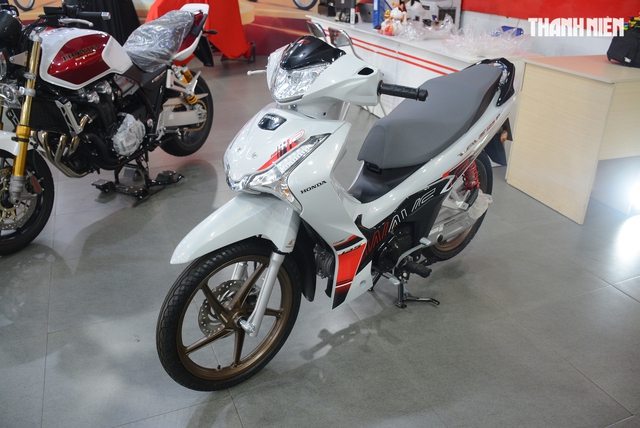 "Dàn áo" Honda Wave 125R được phối màu trắng kết hợp bộ tem phối màu đỏ đen thiết kế theo phong cách thể thao. Ảnh: B.H