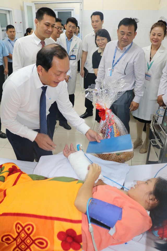 Bí thư Thành ủy TP.HCM biểu dương bác sĩ Võ Thái Trung cùng ê kíp - Ảnh 4.