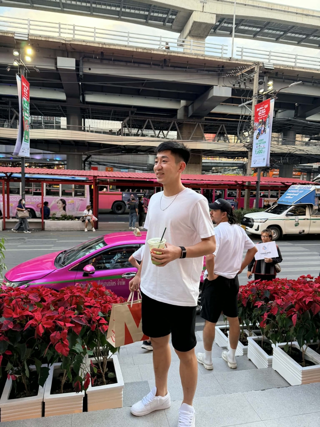 U.23 Việt Nam thảnh thơi dạo phố Bangkok, ‘đau đầu suy tính’ mua sắm món gì! - Ảnh 2. U.23 Việt Nam thảnh thơi dạo phố Bangkok, ‘đau đầu suy tính’ mua sắm món gì! - Ảnh 2.