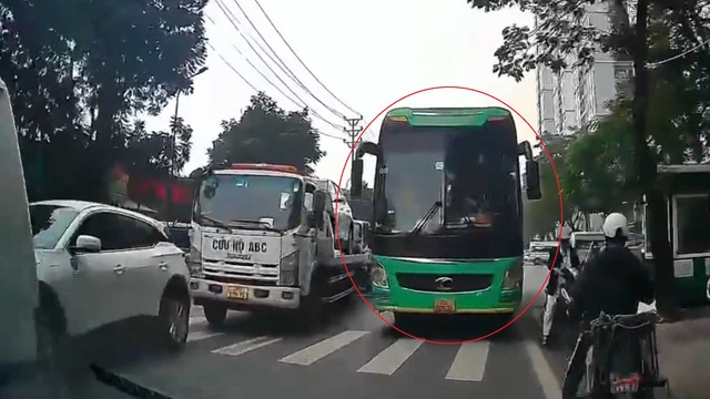 Xe khách ngang nhiên 'cướp làn' trên phố, chặn hết lối đi của xe ngược hướng- Ảnh 1.