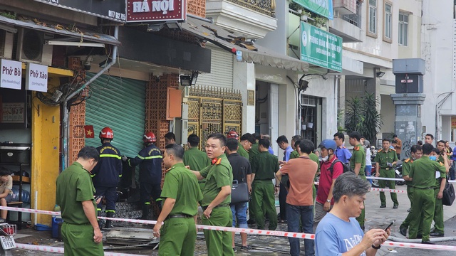 Cháy quán ăn 4 người tử vong: 'Cánh tay yếu ớt vẫy gọi rồi vụt mất' - Ảnh 7.