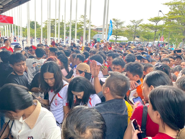 បាល់ទាត់នារី ស៊ីហ្គេម ៣៣ វៀតណាម ០-០ ម៉ាឡេស៊ី៖ ទំនងមានភ្លៀងធ្លាក់ - រូបថត ៥.