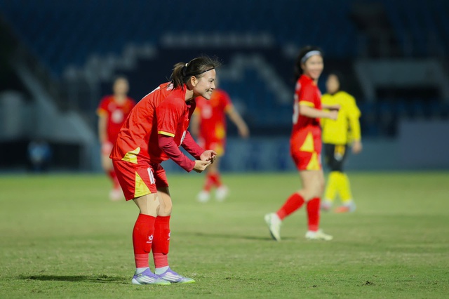 កីឡាបាល់ទាត់នារី SEA Games 33, Vietnam 5-0 Malaysia: Thai Thi Thao បានស៊ុតបញ្ចូលទីភ្លាមៗនៅពេលនាងចូលទីលាន - រូបថតទី 2 ។