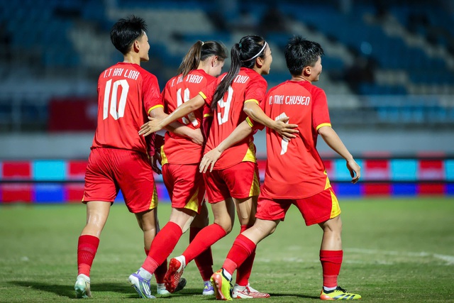 កីឡាបាល់ទាត់នារី SEA Games 33, Vietnam 7-0 Malaysia: Thai Thi Thao ស៊ុតបញ្ចូលទីបានមួយគ្រាប់ - រូបថត 1.