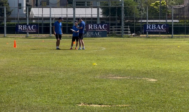 Thầy Kim lần đầu đeo kính râm ‘đứng lớp’, Xuân Bắc tái xuất: U.23 Việt Nam phải cẩn trọng một điều…- Ảnh 8.