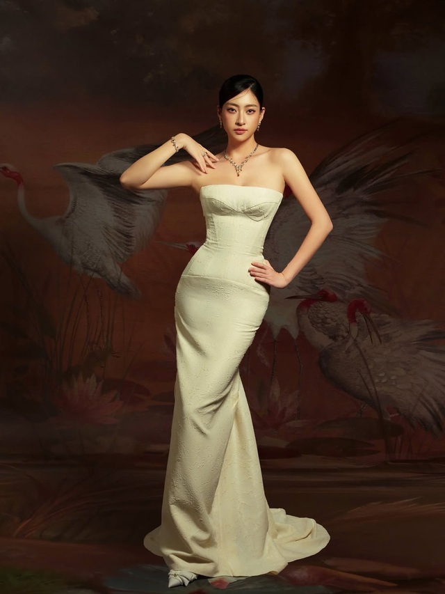 Đầm cúp ngực 'lên ngôi', thách thức mọi giới hạn gợi cảm- Ảnh 3. Đầm cúp ngực 'lên ngôi', thách thức mọi giới hạn gợi cảm- Ảnh 3.