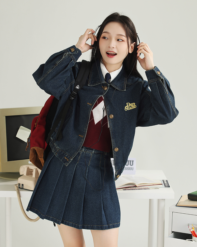 Áo khoác jean khẳng định cá tính, tạo vẻ đẹp bụi bặm đường phố- Ảnh 7. Áo khoác jean khẳng định cá tính, tạo vẻ đẹp bụi bặm đường phố- Ảnh 7.