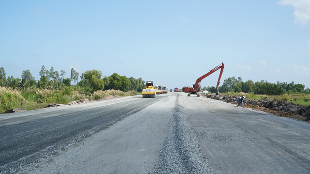 10 ngày ‘chạy’ nước rút trên công trường cao tốc Cần Thơ – Cà Mau
- Ảnh 2. 10 ngày ‘chạy’ nước rút trên công trường cao tốc Cần Thơ – Cà Mau
- Ảnh 2.