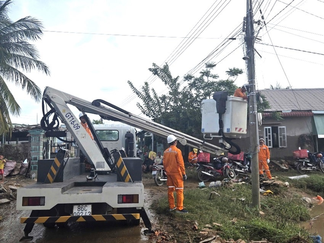 Ngập sâu diện rộng, Công ty Điện lực Lâm Đồng trực 24/24, kịp thời ứng phó- Ảnh 2. Ngập sâu diện rộng, Công ty Điện lực Lâm Đồng trực 24/24, kịp thời ứng phó- Ảnh 2.