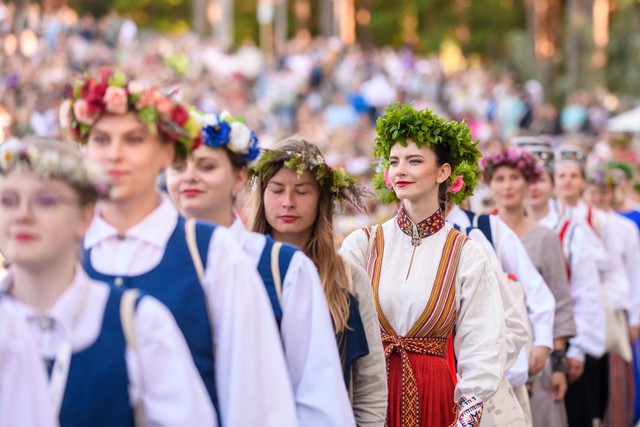 Thiếu nam giới nghiêm trọng, quốc gia châu Âu cho phụ nữ ‘thuê chồng theo giờ’ - Ảnh 1.