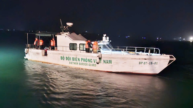 Quảng Trị: Thuyền cá chìm trên biển, kịp thời cứu sống 2 ngư dân- Ảnh 1.