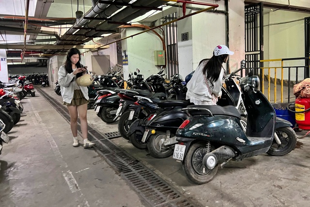 Bất tuân 'lệnh' phường, chung cư HH Linh Đàm vẫn dừng trông xe điện- Ảnh 2.