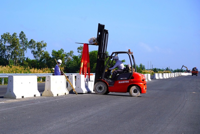 10 ngày ‘chạy’ nước rút trên công trường cao tốc Cần Thơ – Cà Mau
- Ảnh 4. 10 ngày ‘chạy’ nước rút trên công trường cao tốc Cần Thơ – Cà Mau
- Ảnh 4.
