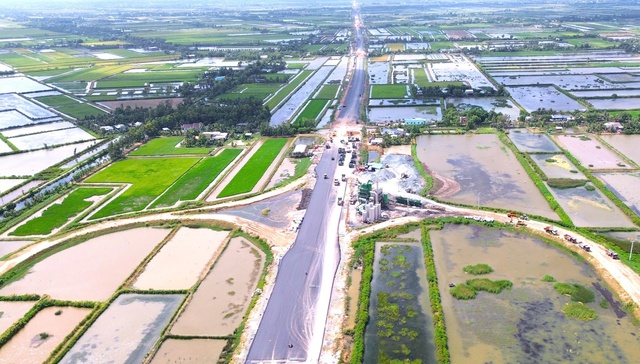 10 ngày ‘chạy’ nước rút trên công trường cao tốc Cần Thơ – Cà Mau
- Ảnh 5. 10 ngày ‘chạy’ nước rút trên công trường cao tốc Cần Thơ – Cà Mau
- Ảnh 5.