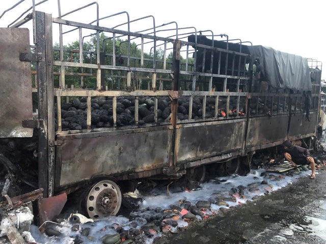 Ô tô bốc cháy rụi sau va chạm trên cao tốc Vân Phong – Nha Trang - Ảnh 3. Ô tô bốc cháy rụi sau va chạm trên cao tốc Vân Phong – Nha Trang - Ảnh 3.