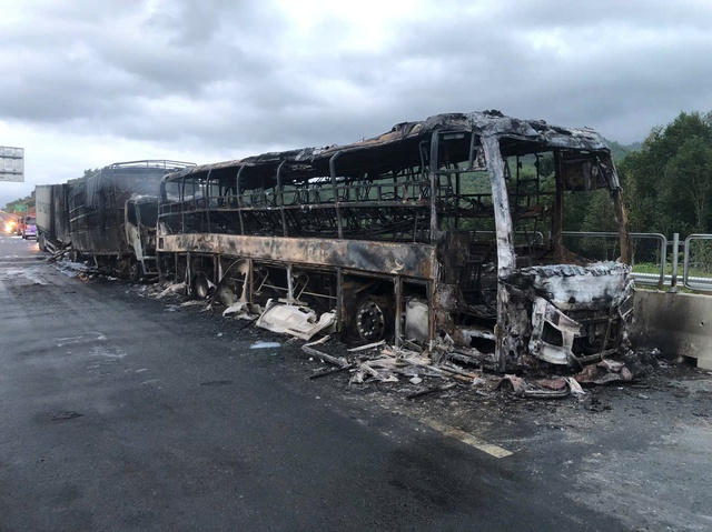 Ô tô bốc cháy rụi sau va chạm trên cao tốc Vân Phong – Nha Trang - Ảnh 1. Ô tô bốc cháy rụi sau va chạm trên cao tốc Vân Phong – Nha Trang - Ảnh 1.