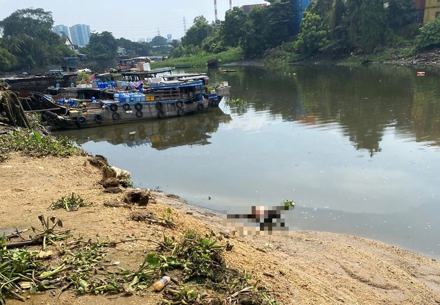 Thi thể người đàn ông nổi bên bờ sông Sài Gòn, bụng có hình xăm thằn lằn- Ảnh 1.
